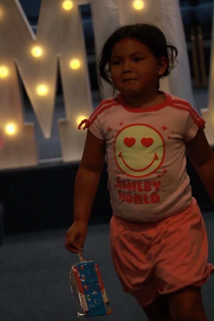 High Five con Dios: niños conectados con el Cielo en Laurel Bethel laurel bethel min infantil 007